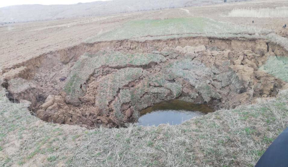 Köylüleri hayrete düşüren görüntü! 15 metre çapında obruk oluştu - 1