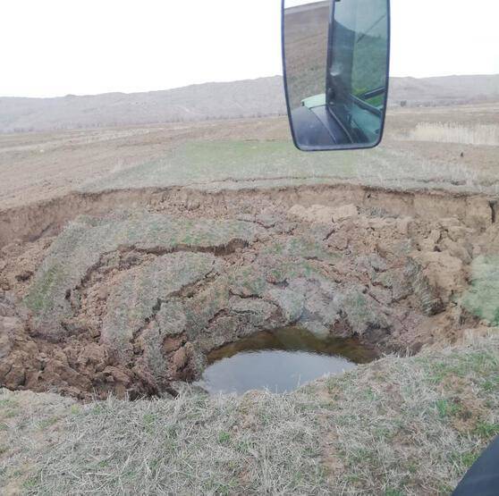 Köylüleri hayrete düşüren görüntü! 15 metre çapında obruk oluştu - 3