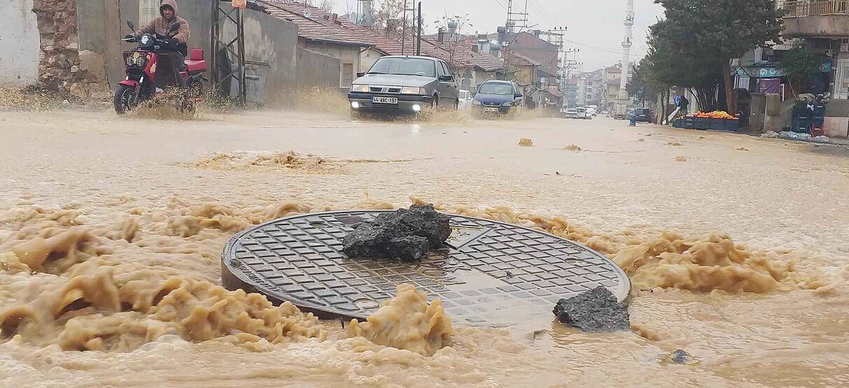 Malatya’da rögar taştı, cadde göle döndü - 3