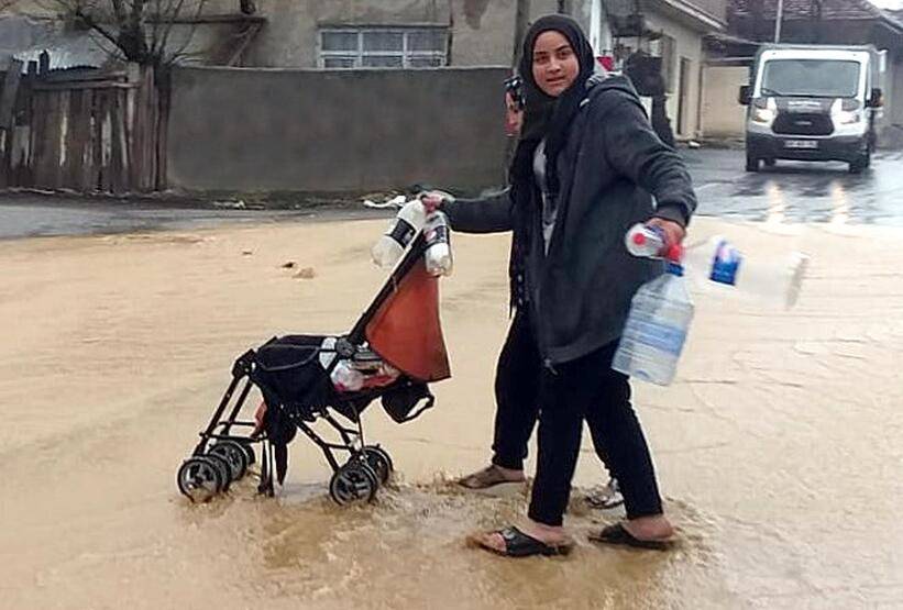 Malatya’da rögar taştı, cadde göle döndü - 1