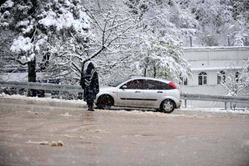 İstanbul'a 1.30 saat uzaklıkta! Kar kalınlığı 1 metreye ulaştı... - 1