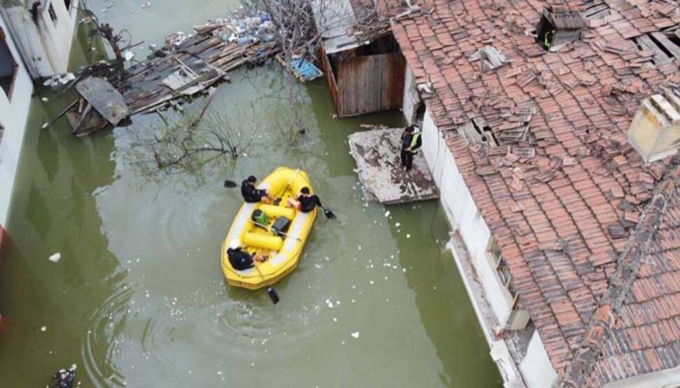 Yusufeli’nde baraj suyu altında kalan binalarda mahsur kalan 'can dostlar' botla kurtarıldı - 1