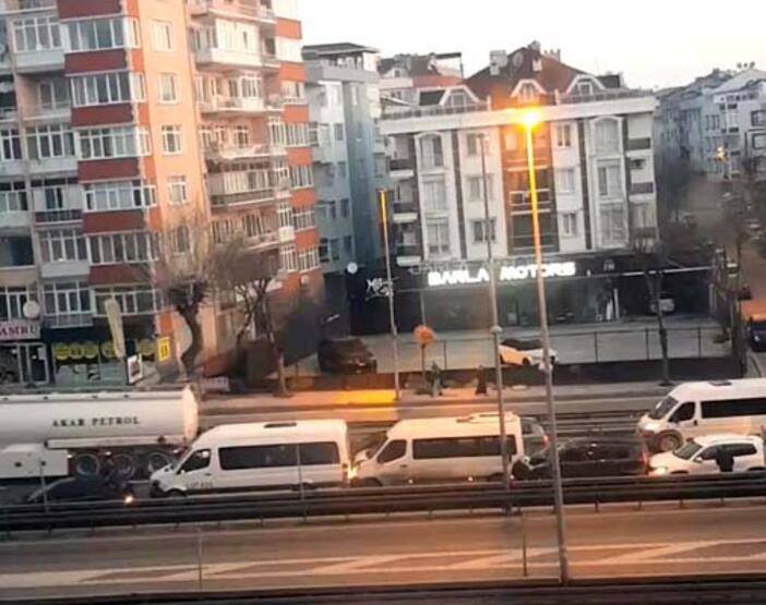 'El işareti' ile durduramadı: 5 araç birbirine girdi - 3