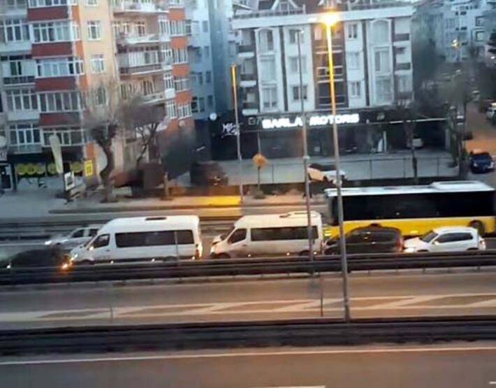 'El işareti' ile durduramadı: 5 araç birbirine girdi - 2