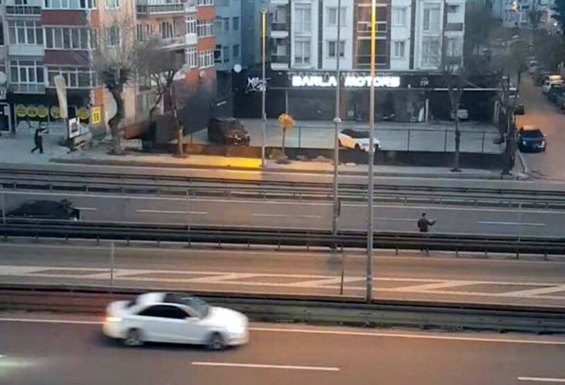 'El işareti' ile durduramadı: 5 araç birbirine girdi - 1