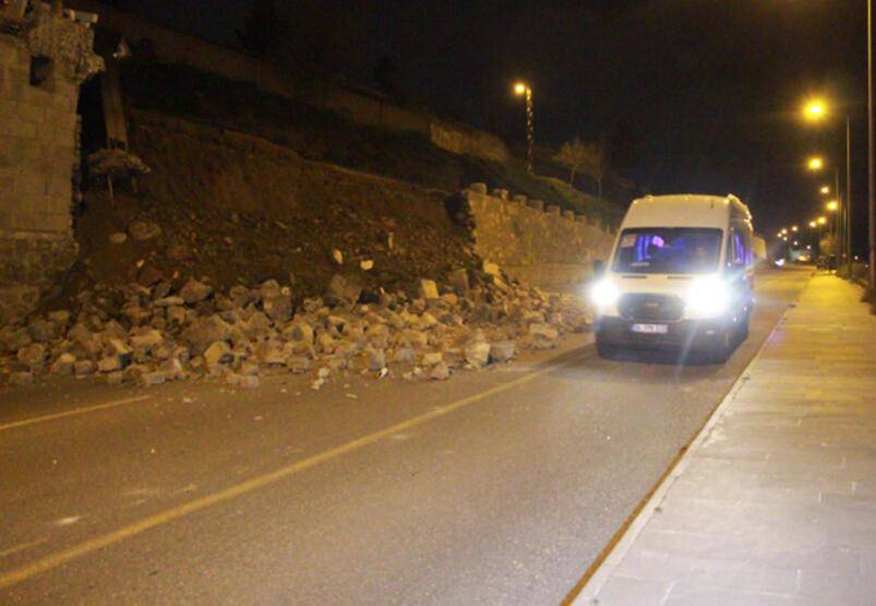 Diyarbakır'da, karayolunda istinat duvarı çöktü - 3
