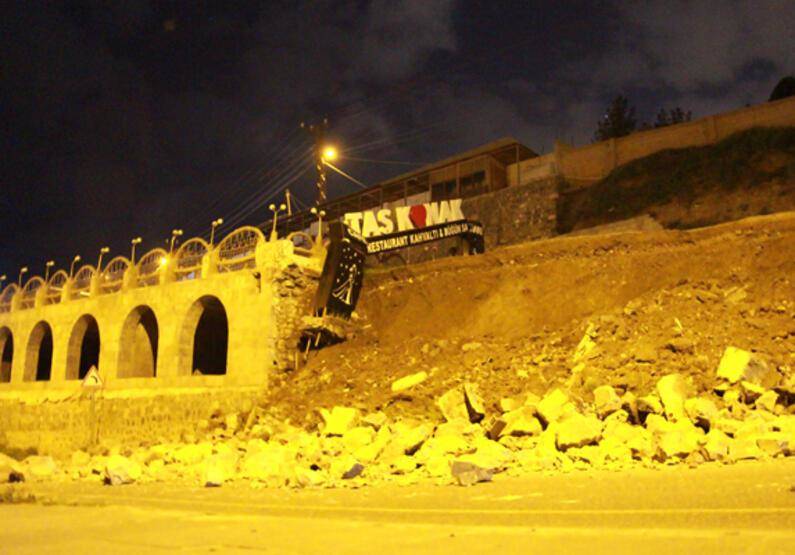 Diyarbakır'da, karayolunda istinat duvarı çöktü - 1