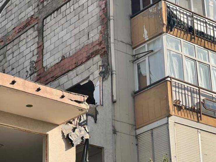 Yıkım sırasında bitişik binadaki dairenin duvarı delindi - 3