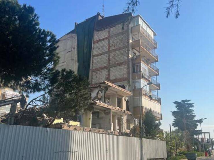 Yıkım sırasında bitişik binadaki dairenin duvarı delindi - 1