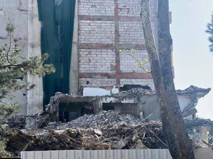 Yıkım sırasında bitişik binadaki dairenin duvarı delindi - 4