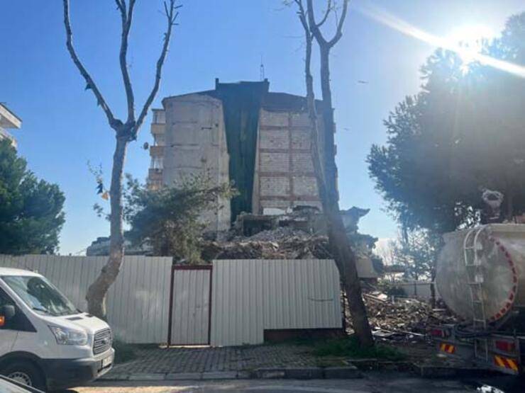 Yıkım sırasında bitişik binadaki dairenin duvarı delindi - 2