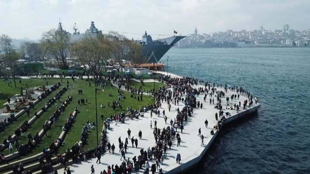 TCG Anadolu'ya yine ziyaretçi akını; Metrelerce kuyruk havadan görüntülendi - 3