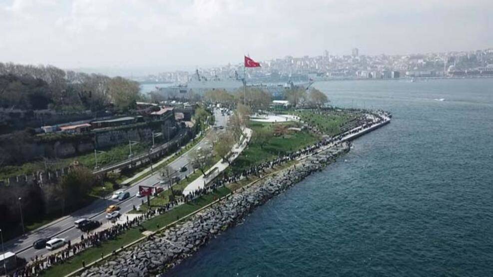 TCG Anadolu'ya yine ziyaretçi akını; Metrelerce kuyruk havadan görüntülendi - 1