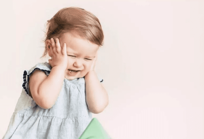 Çocuğunuz yüksek sesle televizyon izliyorsa işitme kaybı olabilir! Çocuklarda işitme kaybı belirtileri - 1