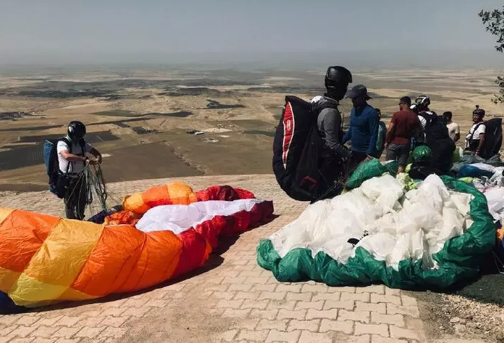 Derik’te Şehit Kaymakam Safitürk anısına düzenlenen yamaç paraşütü şampiyonası sona erdi - 10