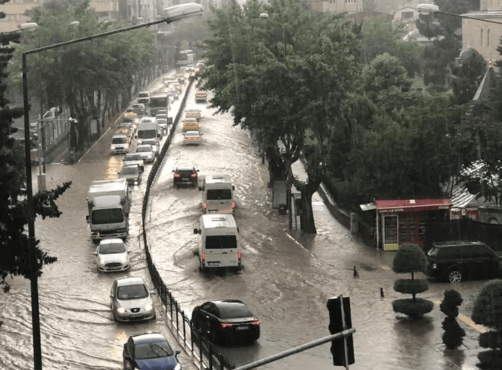 Amasya'da yollar göle döndü, ev ve iş yerlerini su bastı - 1