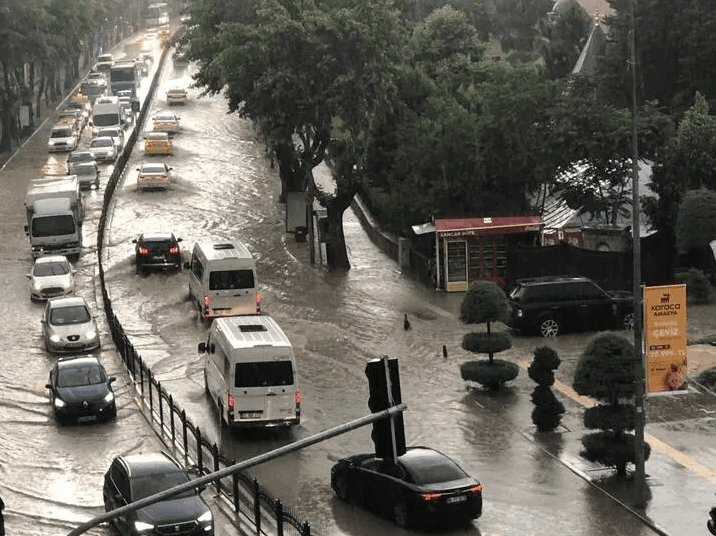Amasya'da yollar göle döndü, ev ve iş yerlerini su bastı - 2