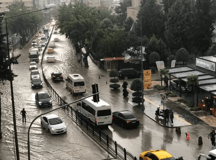 Amasya'da yollar göle döndü, ev ve iş yerlerini su bastı - 3
