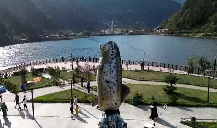 Uzungöl'de turizmin simgesi alabalığa heykelli vefa - 4