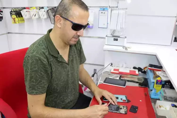Antalya’da %90 görme engelli telefon tamircisi hayata tutundu - 2