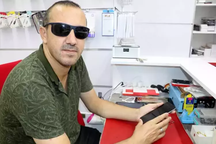 Antalya’da %90 görme engelli telefon tamircisi hayata tutundu - 1