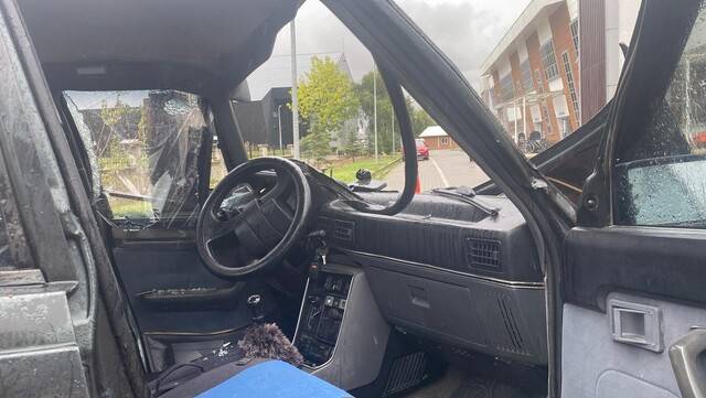 Yağışlı havada kontrolden çıkan araç bahçe duvarına çarptı - 1