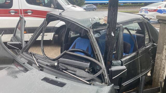 Yağışlı havada kontrolden çıkan araç bahçe duvarına çarptı - 3