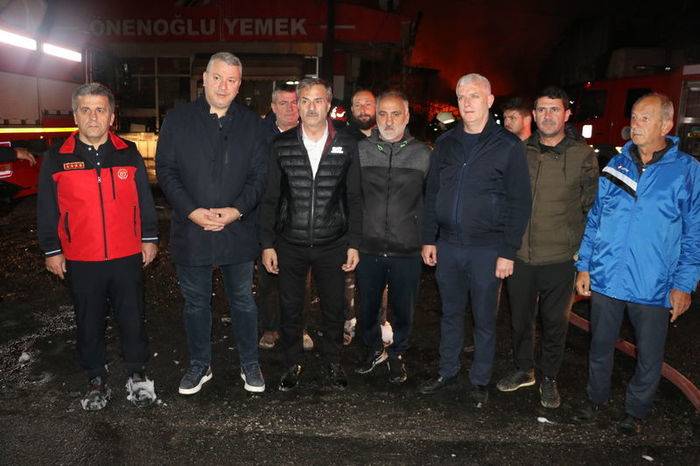 Sakarya’da büyük yangın! Kauçuk fabrikasındaki alevler 5 iş yeriei sıçradı - 4