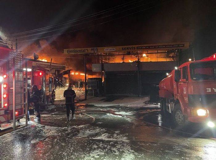 Sakarya’da büyük yangın! Kauçuk fabrikasındaki alevler 5 iş yeriei sıçradı - 1