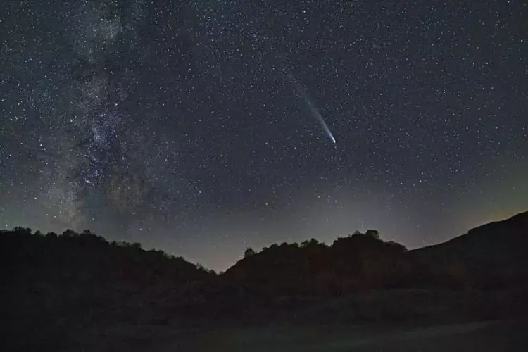 Atlas Kuyruklu Yıldızı, Krater Gölü'nde görkemli ışıltısı ile parladı - 1