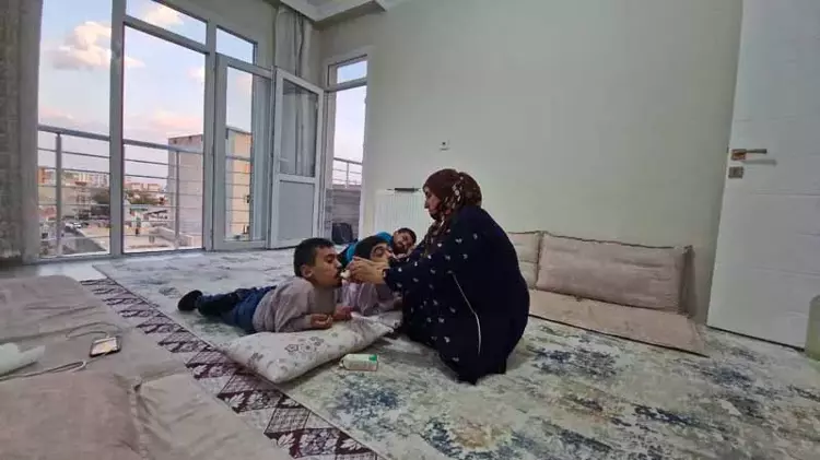 Anne ve üç engelli çocuğu: Sıradışı bir dayanışma - 2
