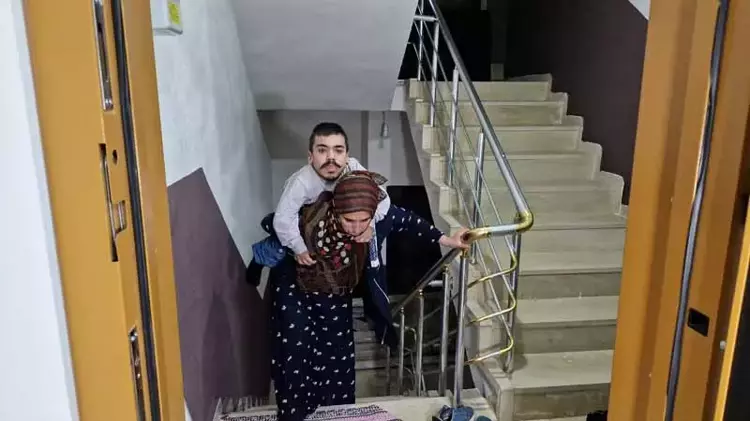 Anne ve üç engelli çocuğu: Sıradışı bir dayanışma - 3