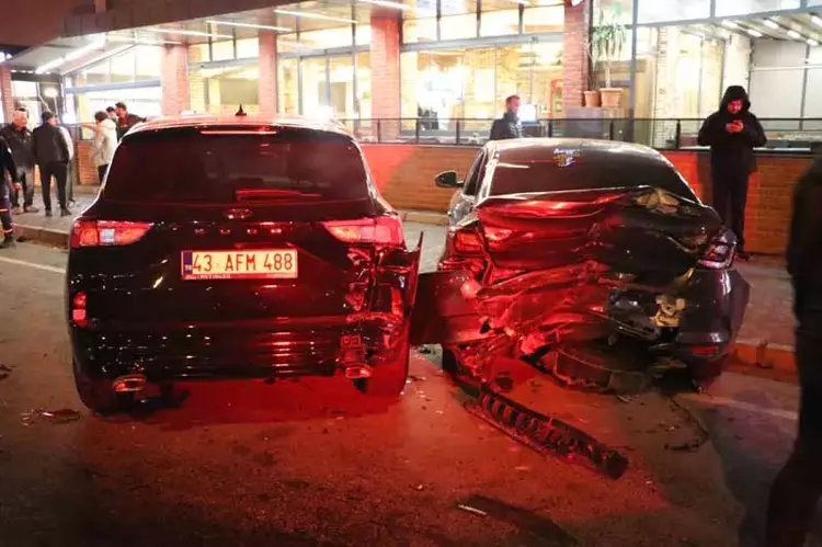 Kayseri de feci çarpışma! Araç alev aldı, yaralılar hastaneye kaldırıldı - 3