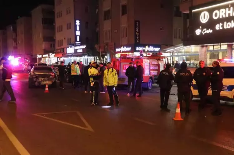 Kayseri de feci çarpışma! Araç alev aldı, yaralılar hastaneye kaldırıldı - 1