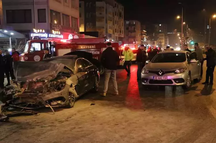 Kayseri de feci çarpışma! Araç alev aldı, yaralılar hastaneye kaldırıldı - 2