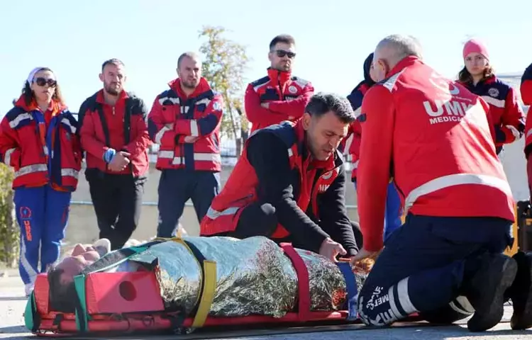 Sağlık personeli zorlu koşullarda afet eğitimi aldı - 5