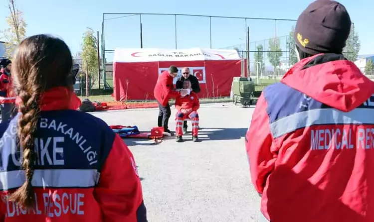 Sağlık personeli zorlu koşullarda afet eğitimi aldı - 1