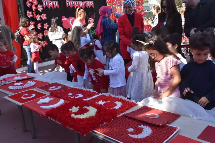 Minik öğrenciler, atık malzemelerle Bayrak sergisi düzenledi - 2