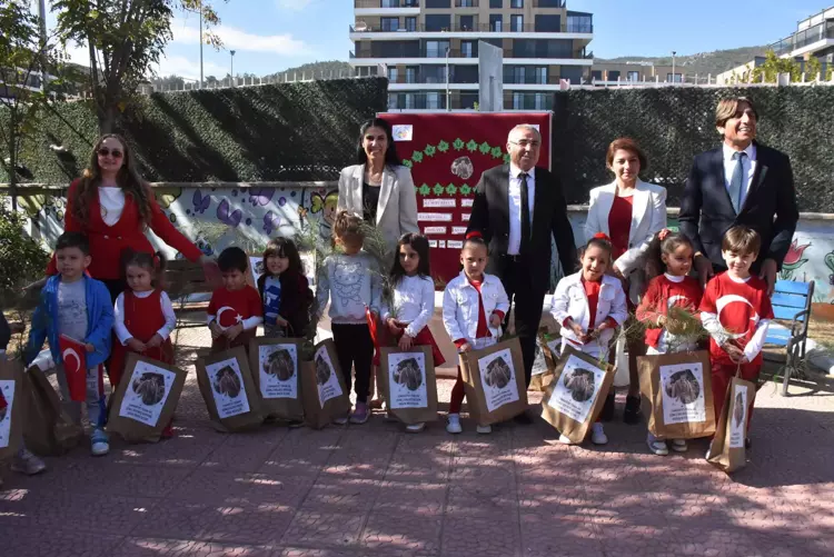 Minik öğrenciler, atık malzemelerle Bayrak sergisi düzenledi - 3