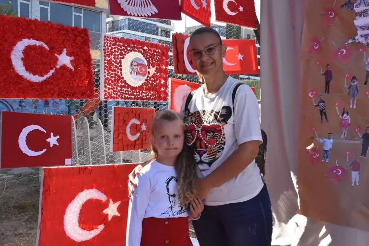 Minik öğrenciler, atık malzemelerle Bayrak sergisi düzenledi - 4