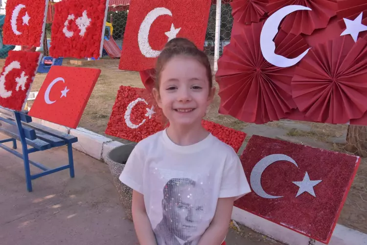 Minik öğrenciler, atık malzemelerle Bayrak sergisi düzenledi - 5