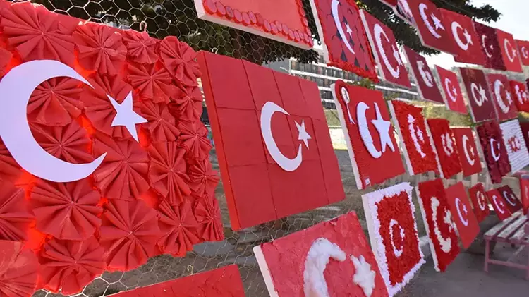 Minik öğrenciler, atık malzemelerle Bayrak sergisi düzenledi - 1