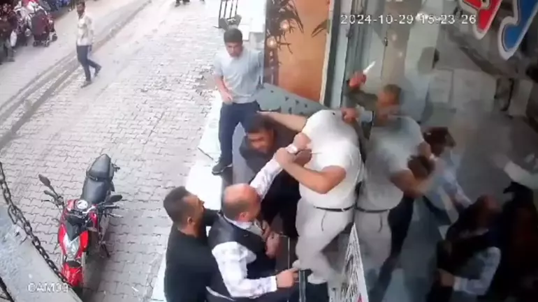 Şanlıurfa da alacak kavgası: Camlar kırıldı, Polis devreye girdi - 1