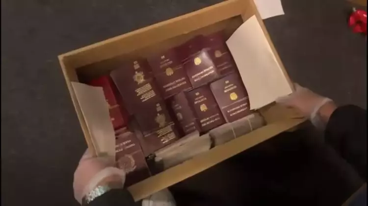 İstanbul'da kaçak göçmenlere sahte belgeler hazırlayan 13 kişi gözaltında - 1