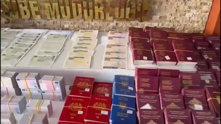 İstanbul'da kaçak göçmenlere sahte belgeler hazırlayan 13 kişi gözaltında - 5