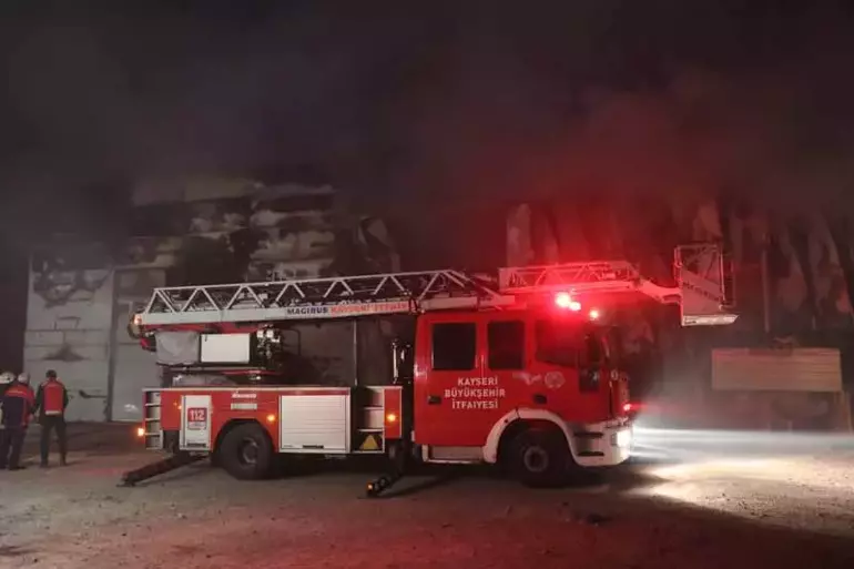 Kayseri de gece yarısı yangın! Fabrika alevlere teslim oldu - 1
