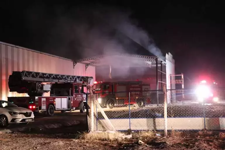 Kayseri de gece yarısı yangın! Fabrika alevlere teslim oldu - 3