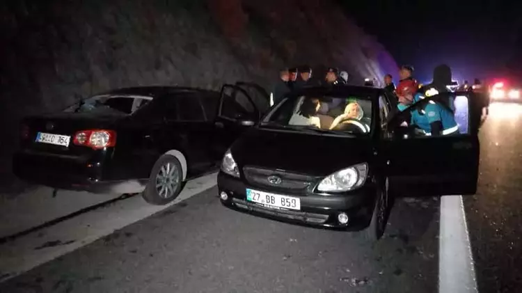 İstanbul-İzmir Otoyolu nda feci kaza! Tomruklar 6 aracı biçti - 1