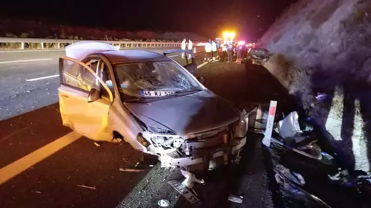 İstanbul-İzmir Otoyolu nda feci kaza! Tomruklar 6 aracı biçti - 3