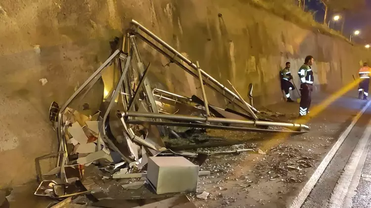 Maltepe de otomobil otobüs durağını yıktı: 4 yaralı - 1